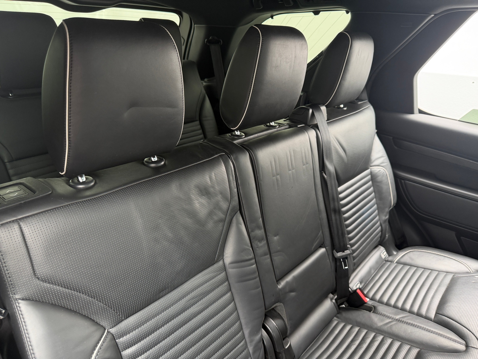 Thumbnail: 2018 Land Rover Discovery - 5