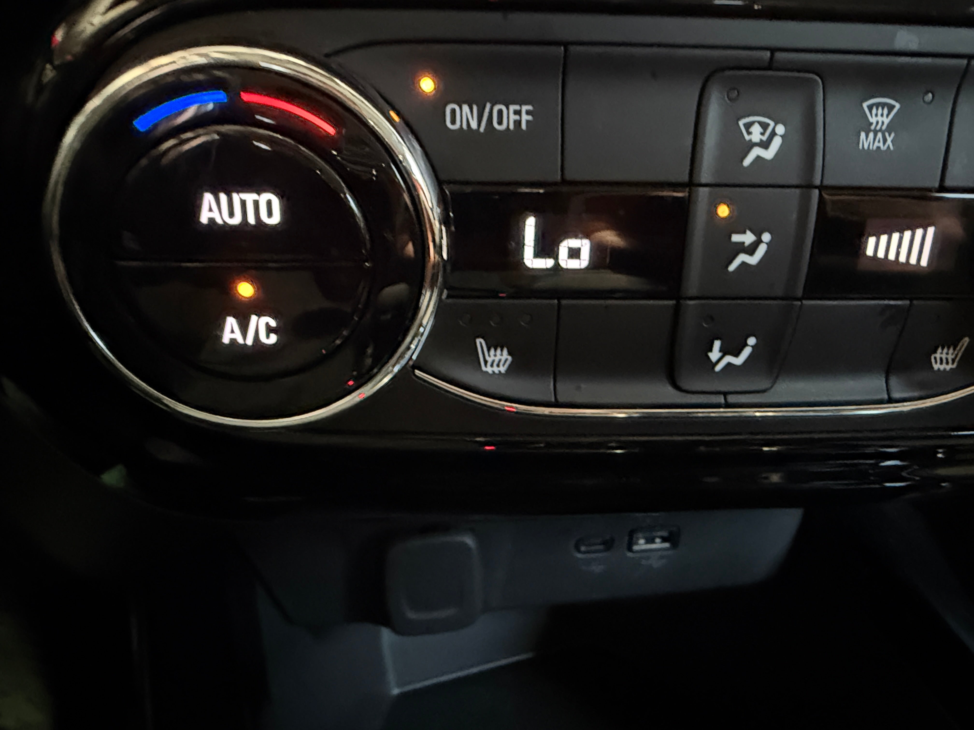 2025 Chevrolet Trax LT - Photo 14
