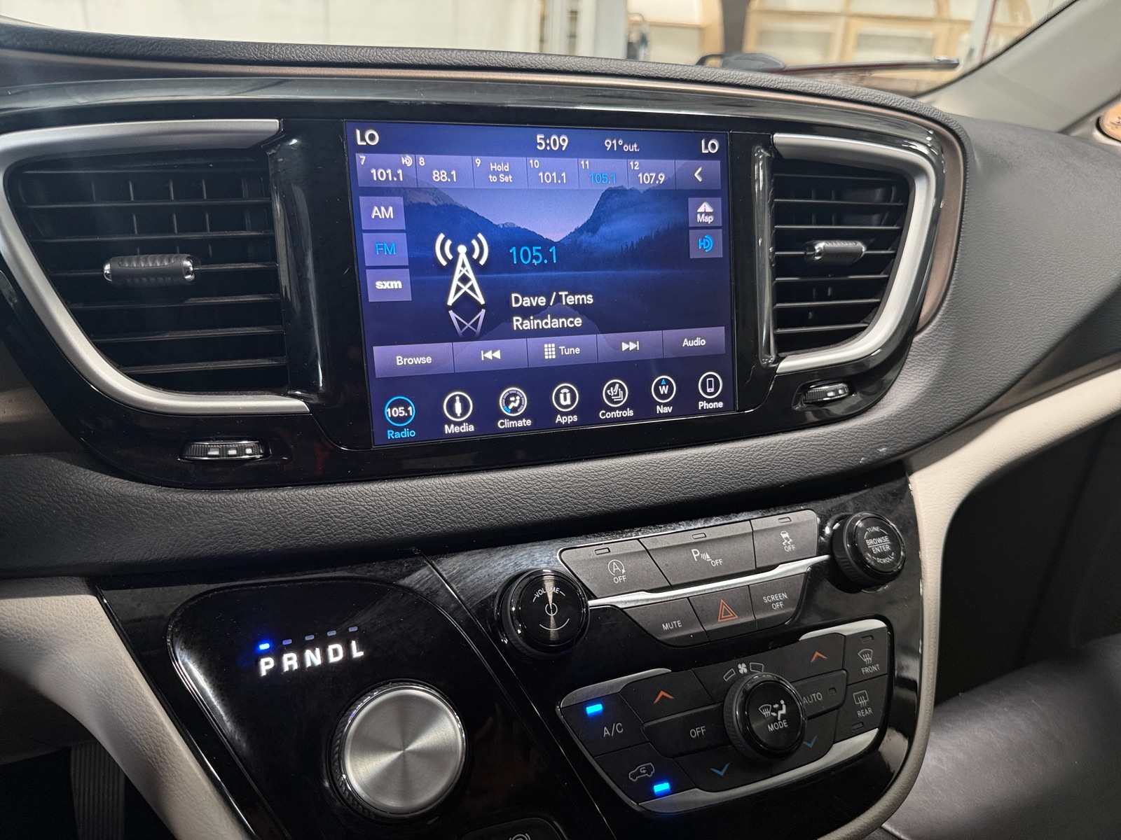 Thumbnail: 2019 Chrysler Pacifica - 3