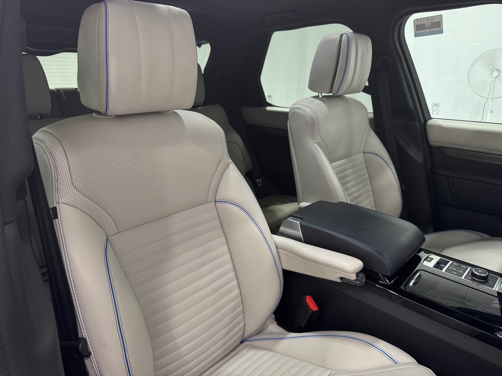 Thumbnail: 2020 Land Rover Discovery - 2