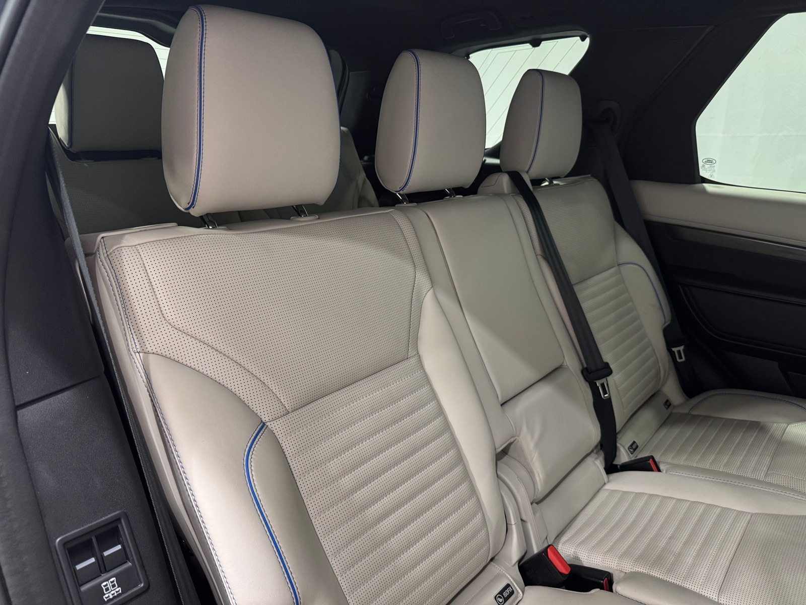 Thumbnail: 2020 Land Rover Discovery - 6
