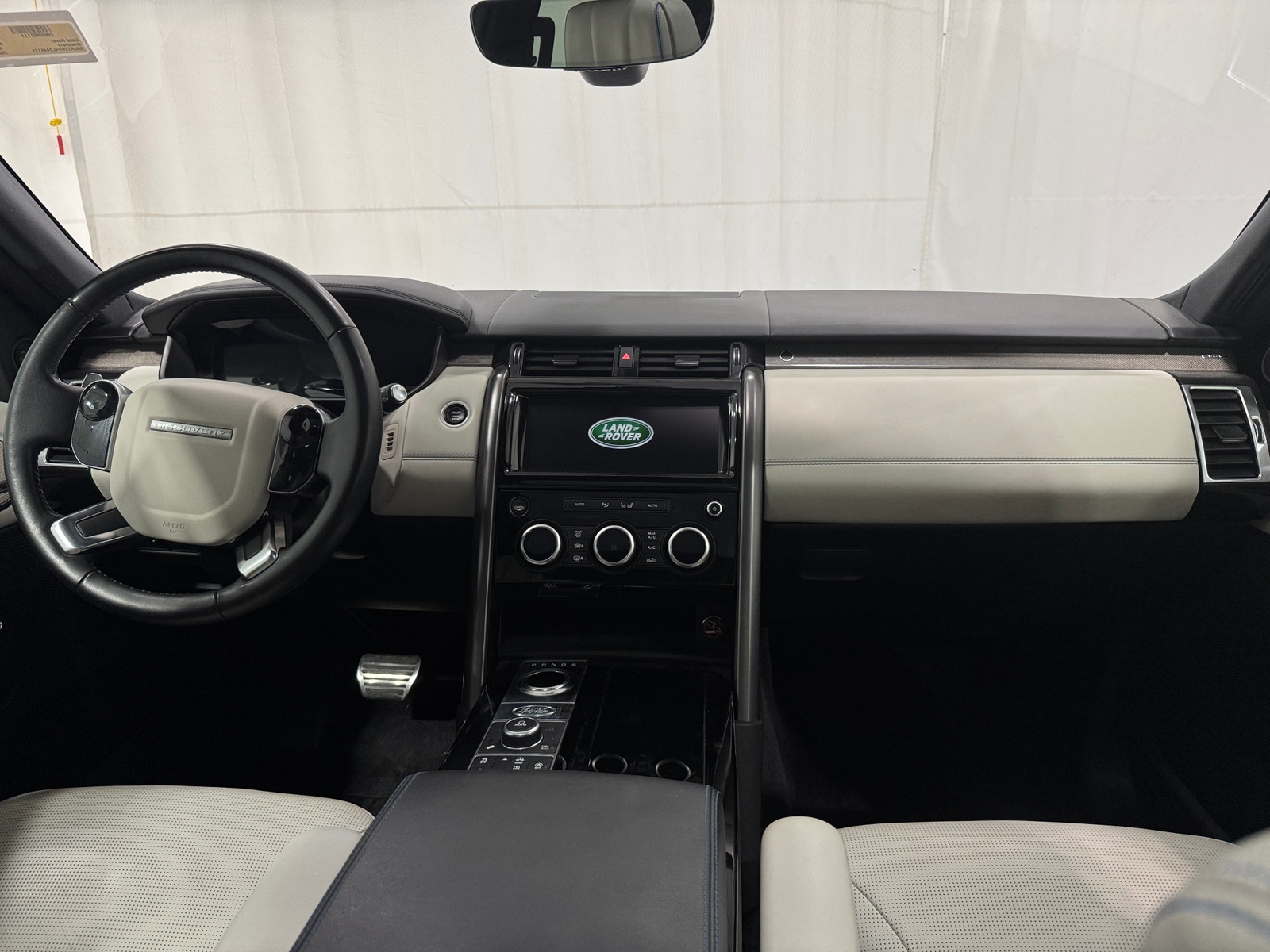 Thumbnail: 2020 Land Rover Discovery - 3