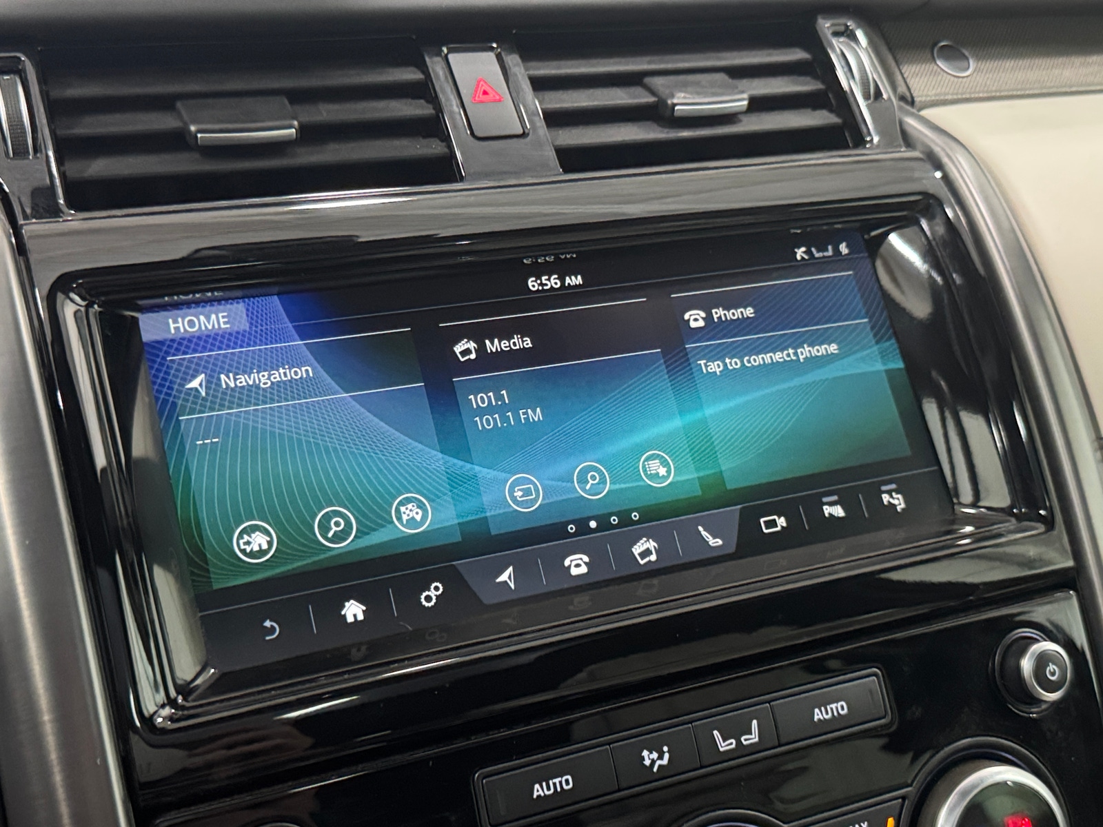 Thumbnail: 2020 Land Rover Discovery - 4
