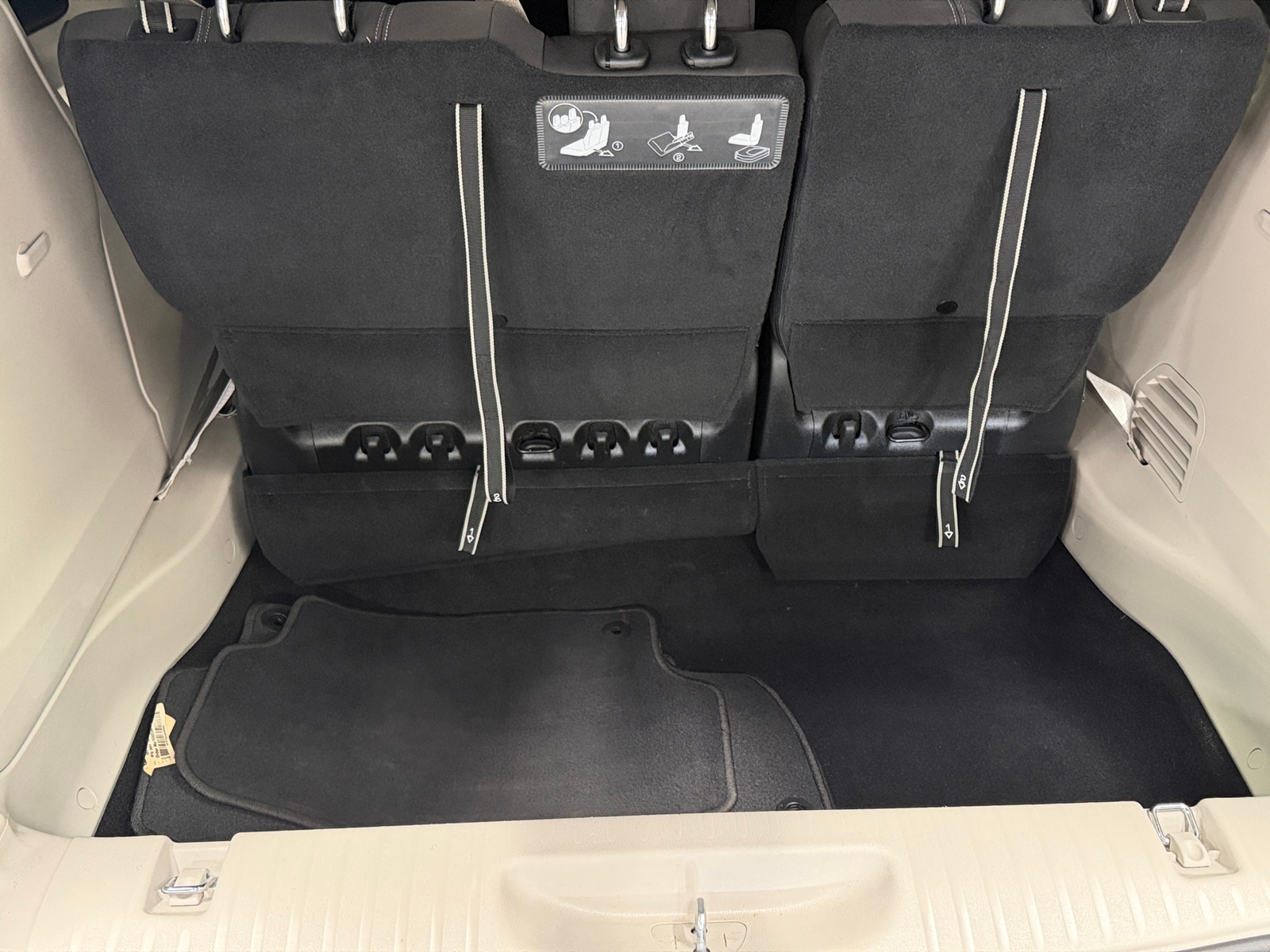 Thumbnail: 2021 Chrysler Voyager - 7
