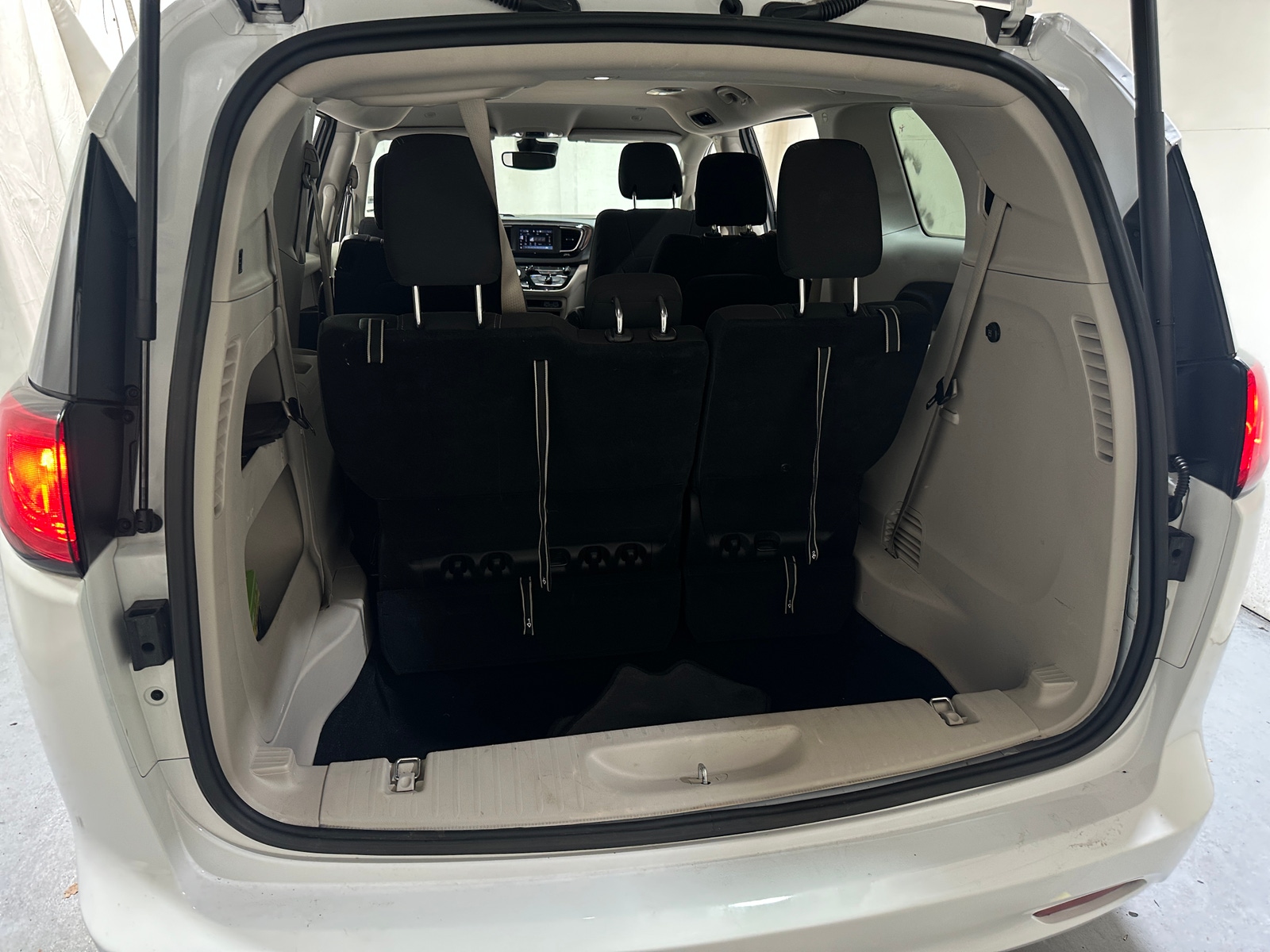 Thumbnail: 2023 Chrysler Voyager - 7