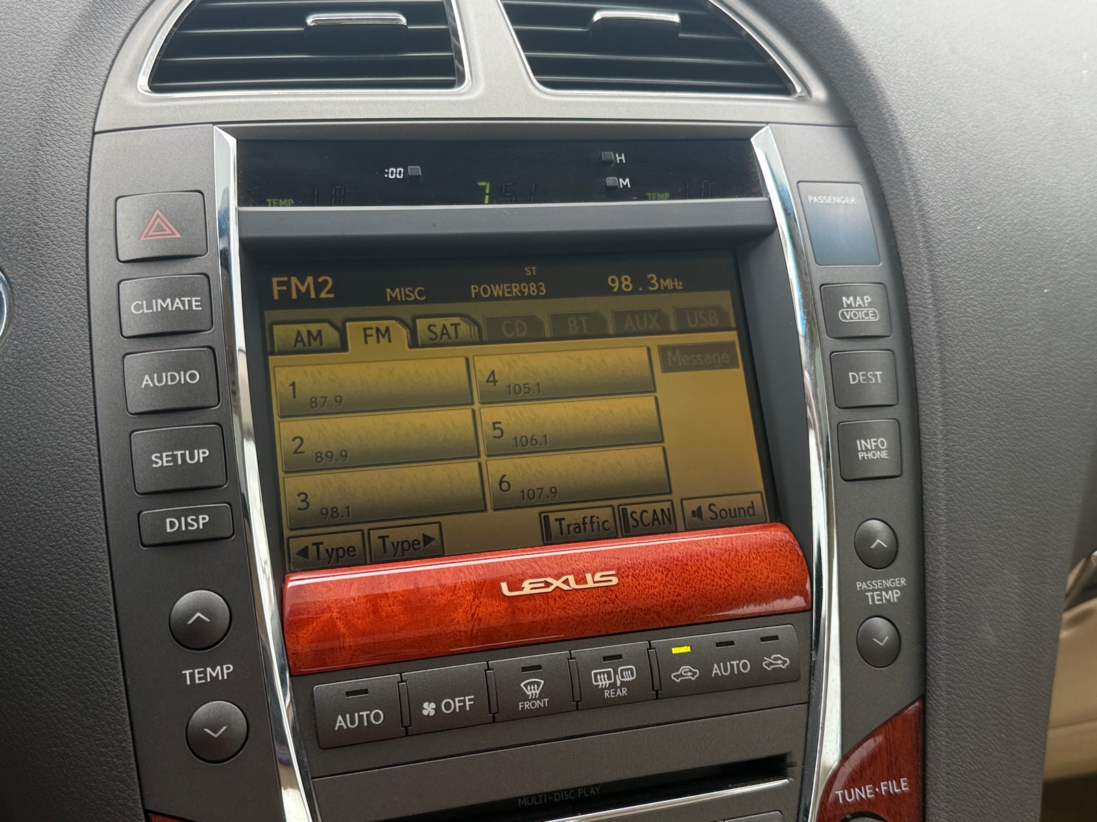 Thumbnail: 2010 Lexus ES - 3