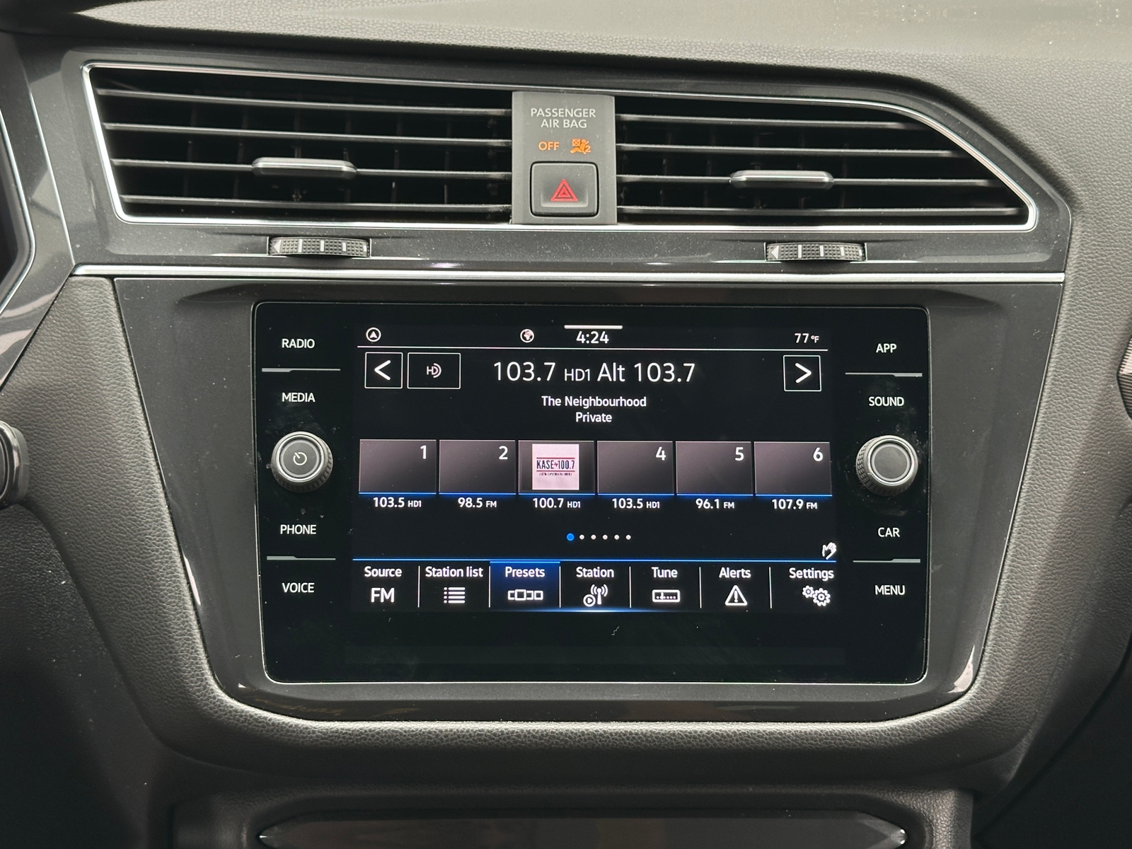 Thumbnail: 2023 Volkswagen Tiguan - 4