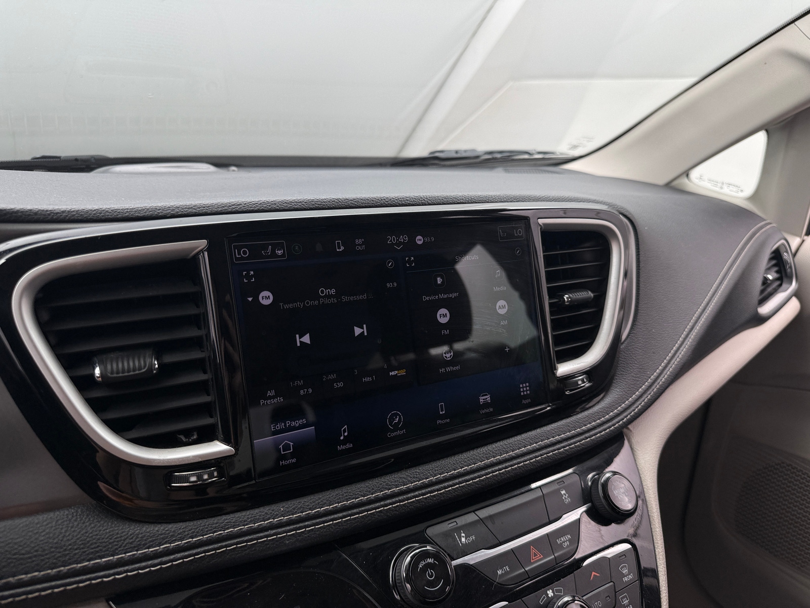 Thumbnail: 2022 Chrysler Pacifica - 3