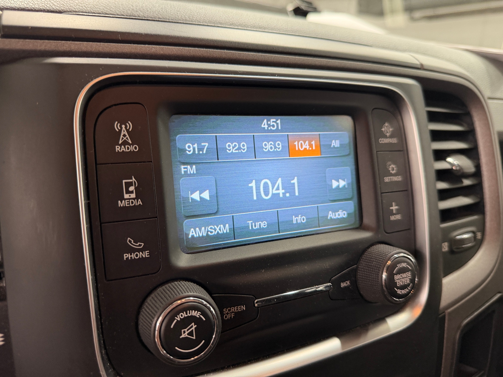 Thumbnail: 2019 RAM 1500 Classic - 4