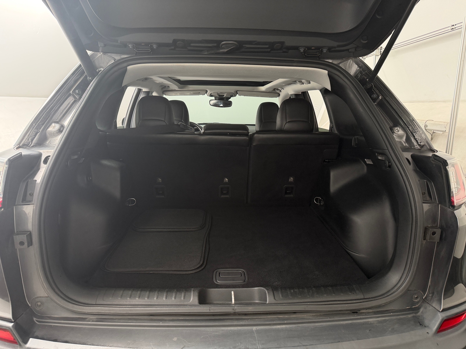 Thumbnail: 2019 Jeep Cherokee - 6