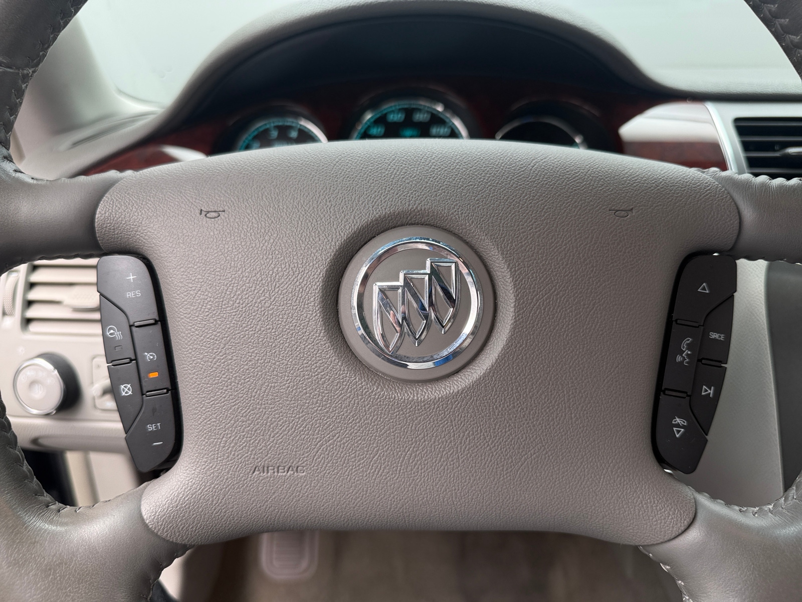 Thumbnail: 2010 Buick Lucerne - 4