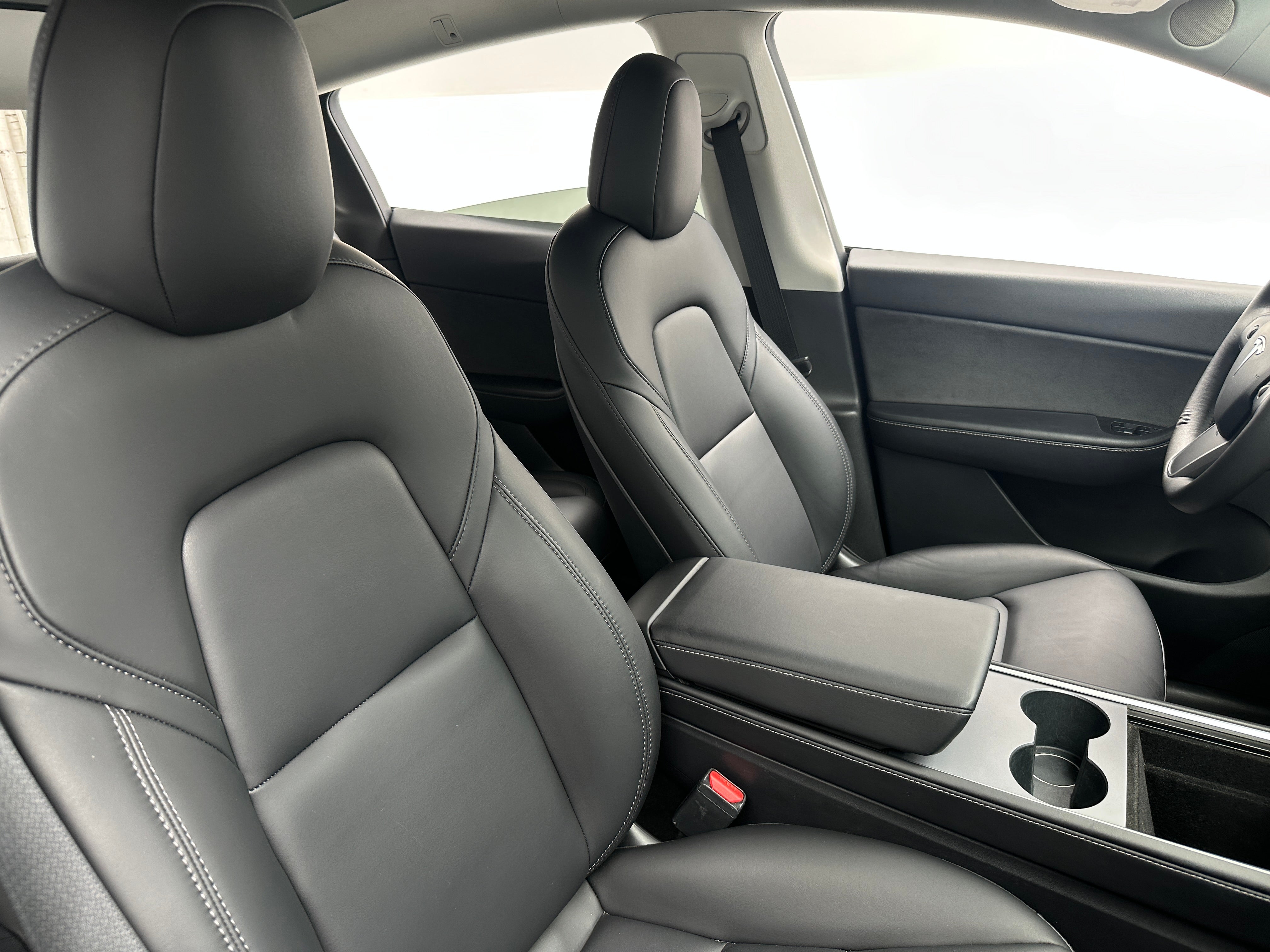 Used 2021 Tesla Model Y Long Range with VIN 5YJYGDEEXMF145936 for sale in Oak Creek, WI