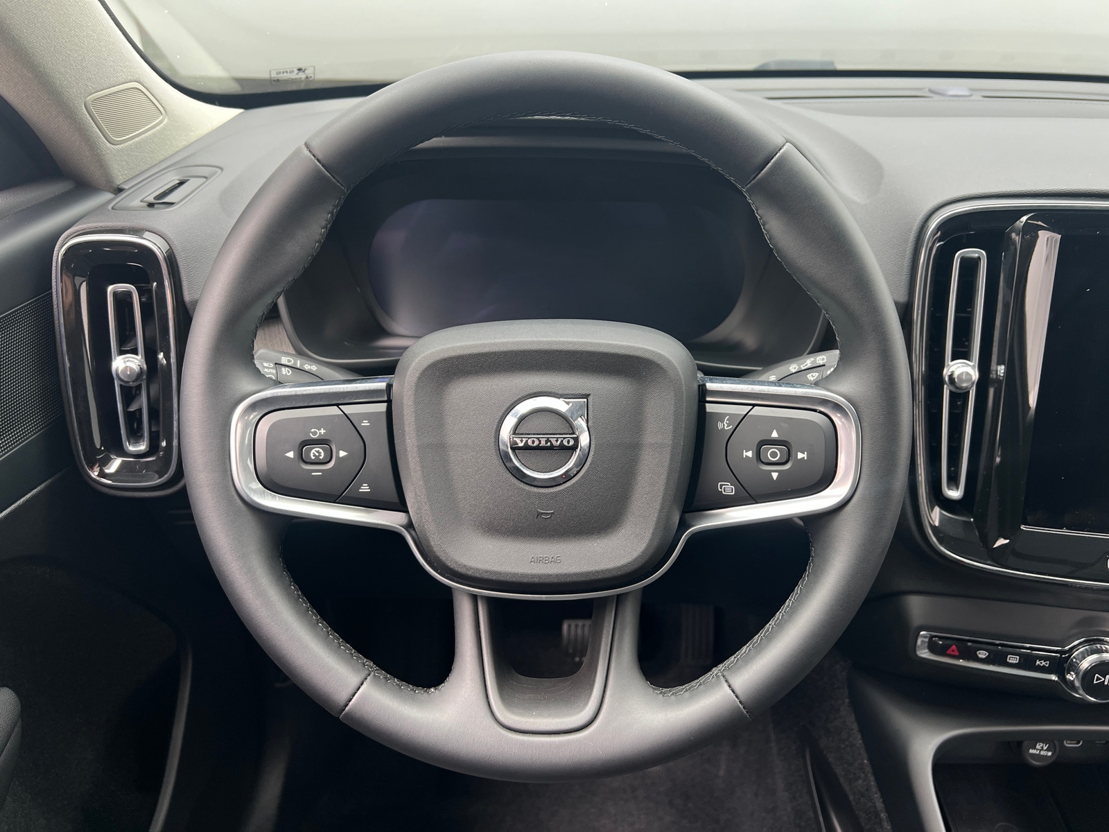 Thumbnail: 2026 Volvo XC40 - 4
