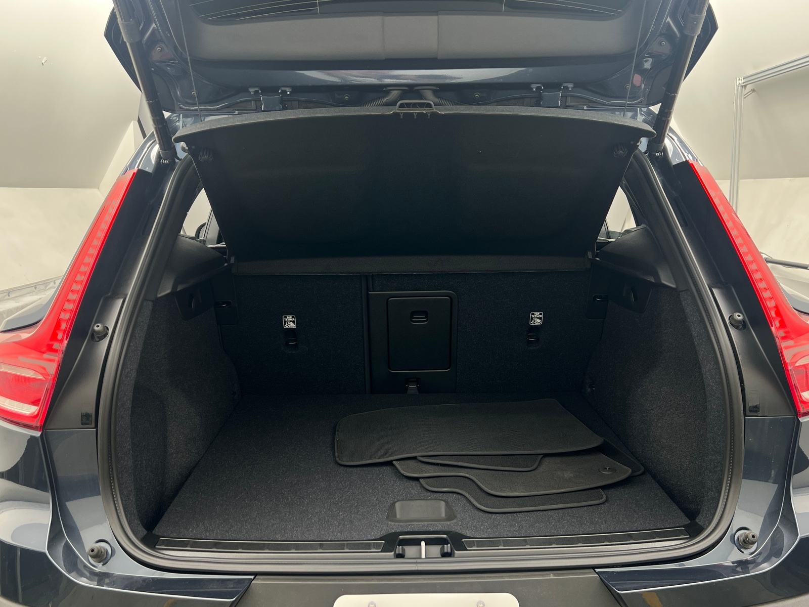 Thumbnail: 2026 Volvo XC40 - 6