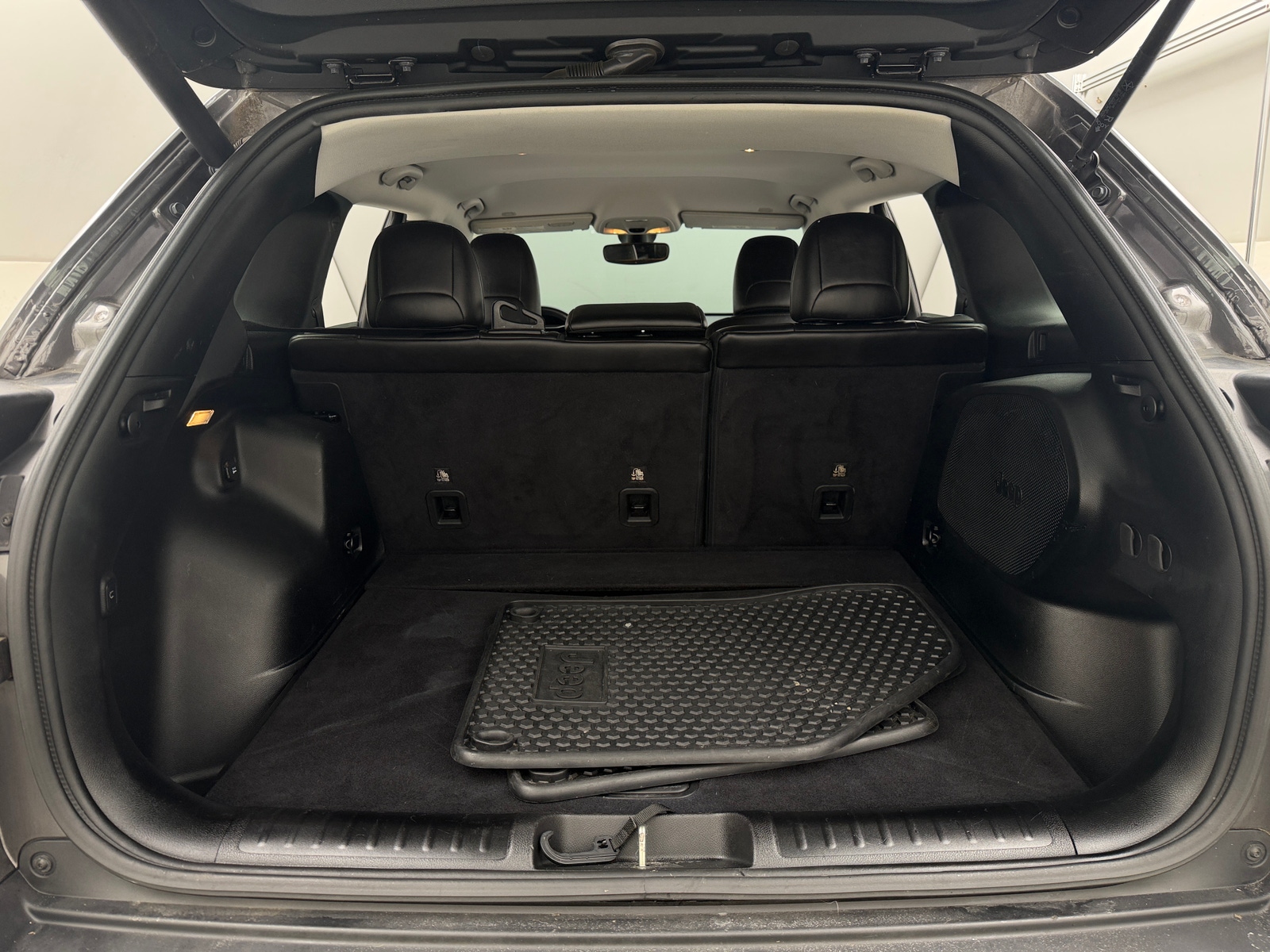 Thumbnail: 2019 Jeep Cherokee - 7