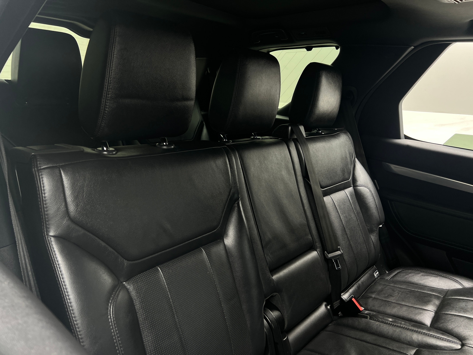 Thumbnail: 2020 Land Rover Discovery - 5