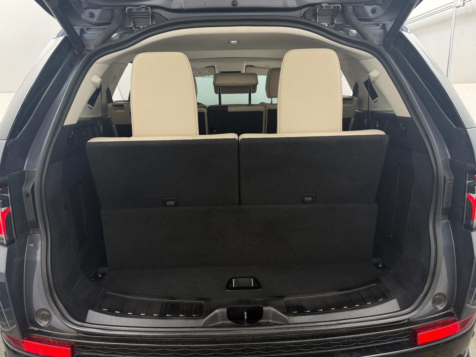 Thumbnail: 2024 Land Rover Discovery Sport - 6