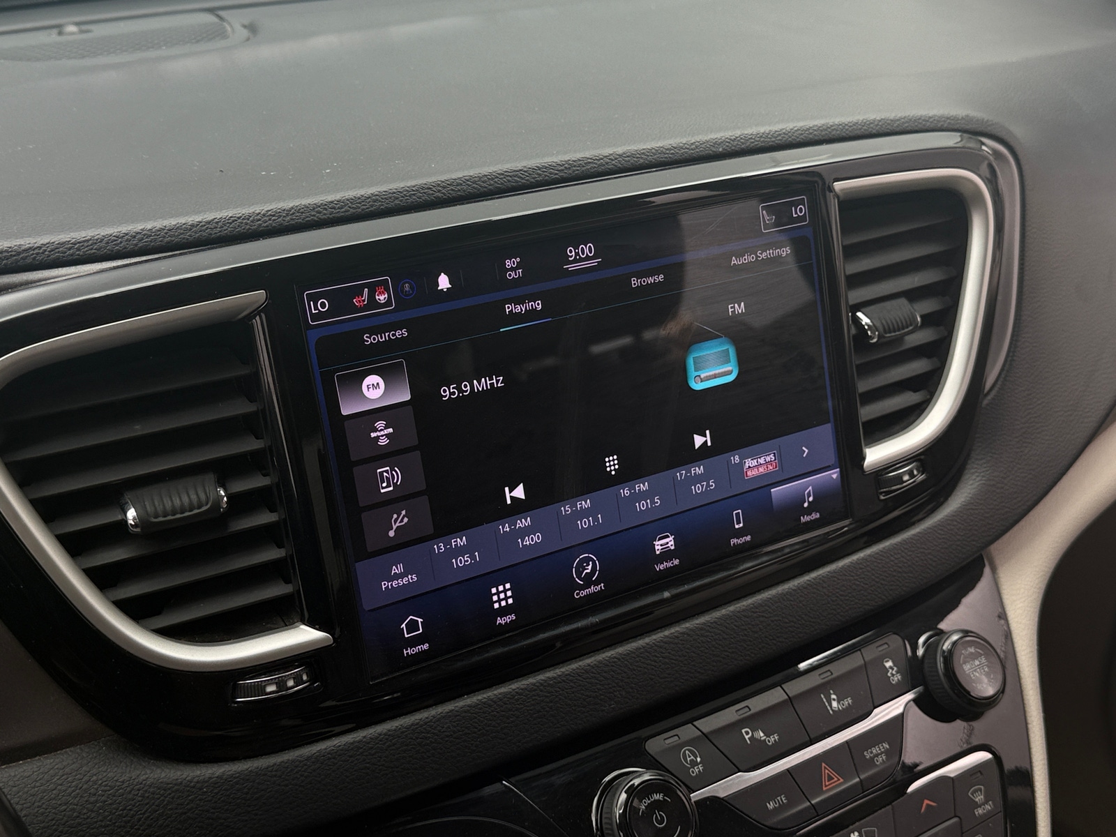 Thumbnail: 2021 Chrysler Pacifica - 3
