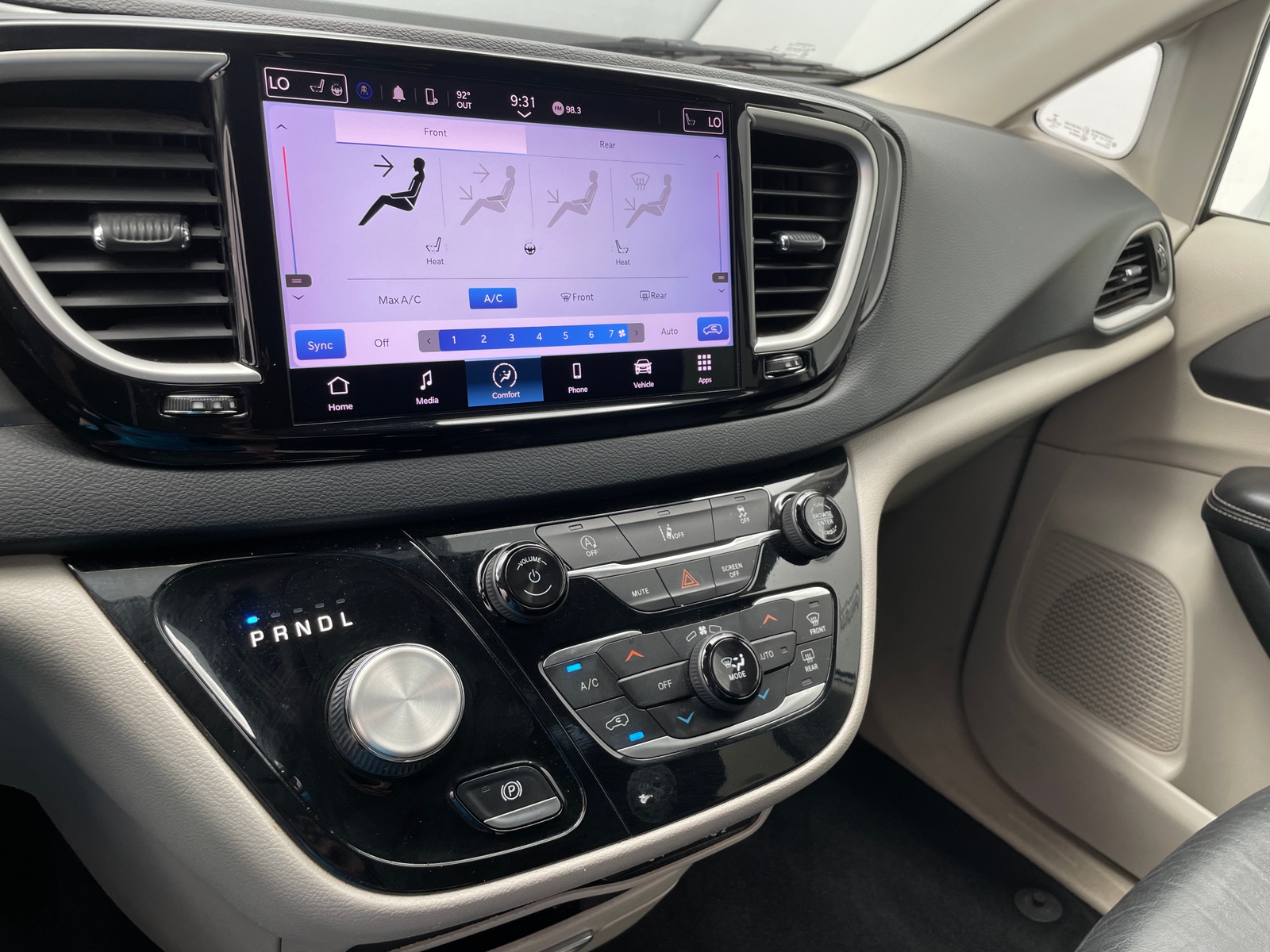 Thumbnail: 2022 Chrysler Pacifica - 3