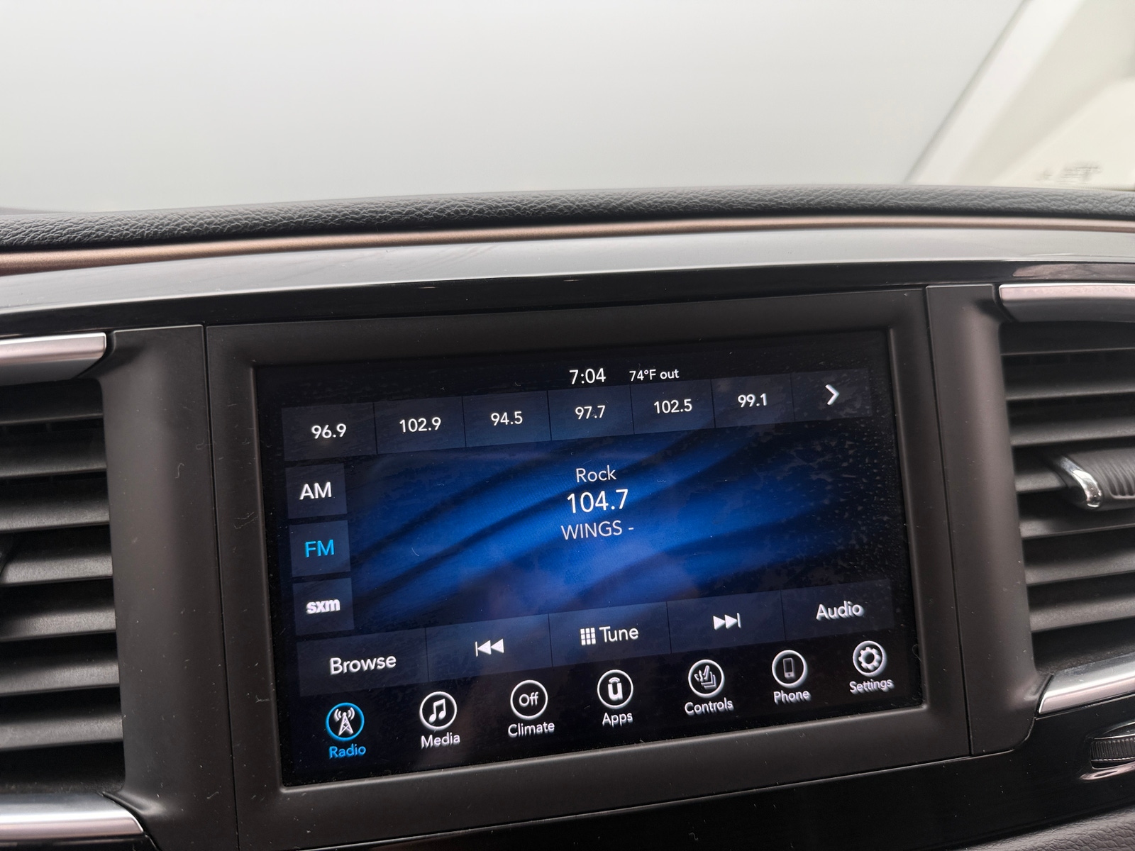 Thumbnail: 2018 Chrysler Pacifica - 3