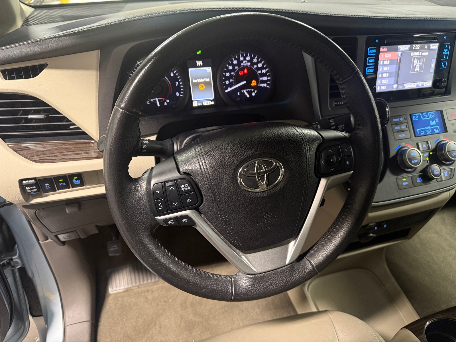 Thumbnail: 2017 Toyota Sienna - 4