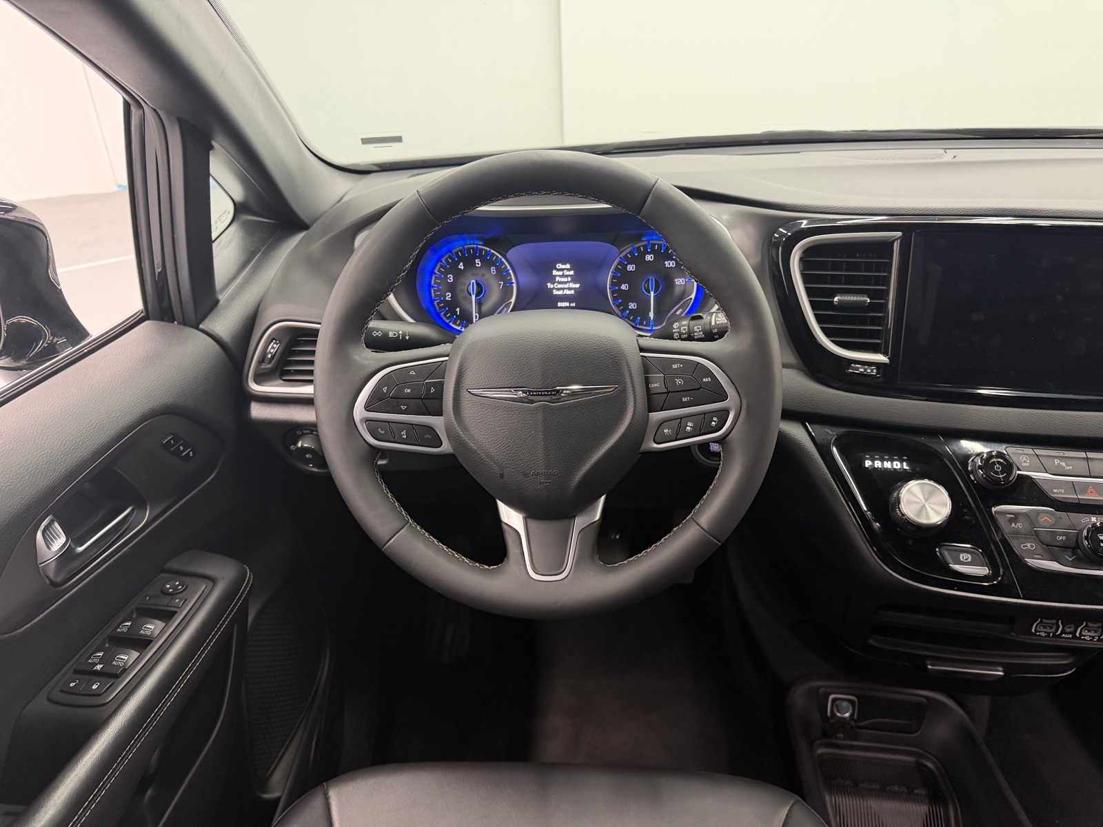 Thumbnail: 2025 Chrysler Pacifica - 4