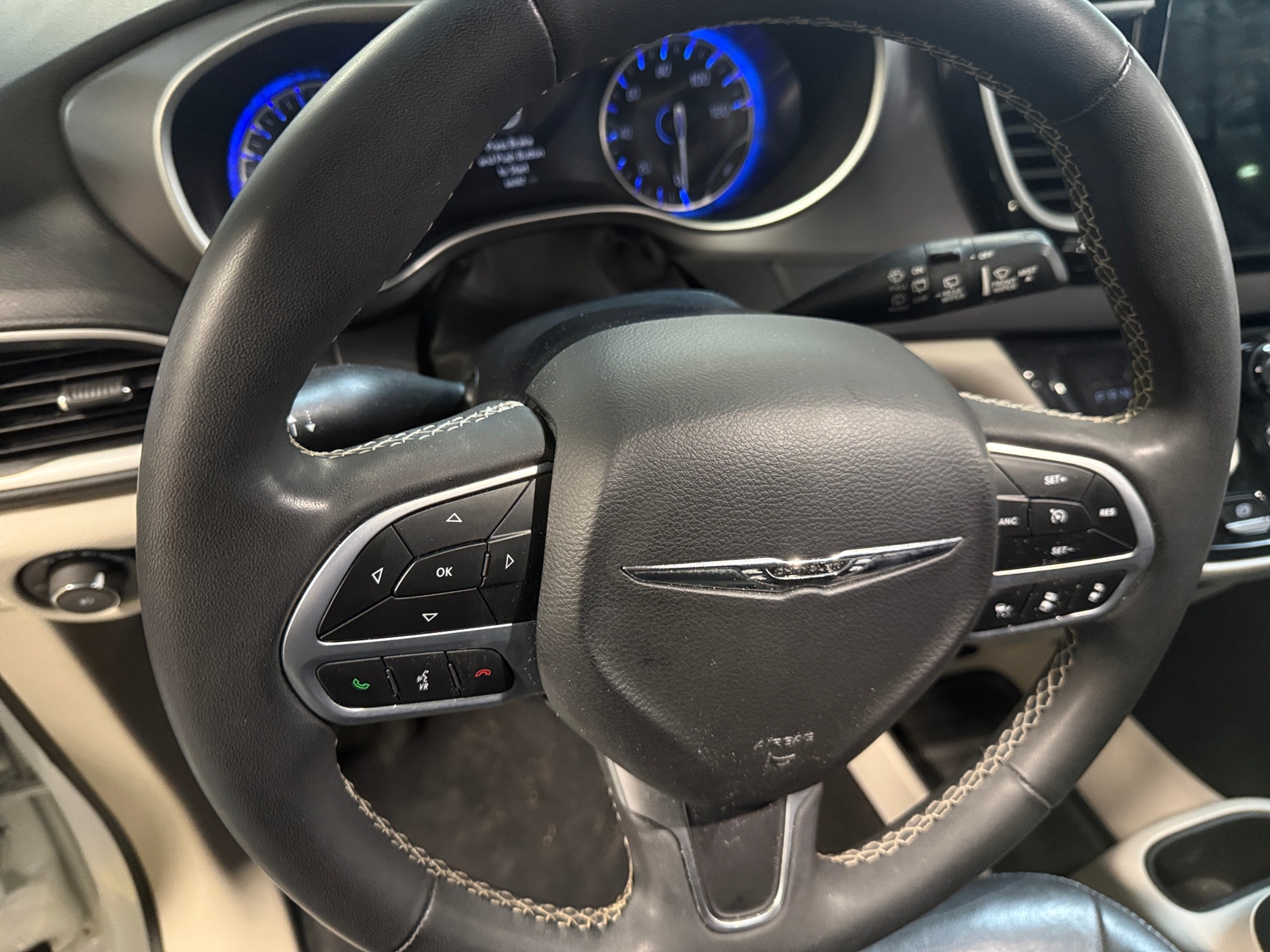 Thumbnail: 2022 Chrysler Pacifica - 4