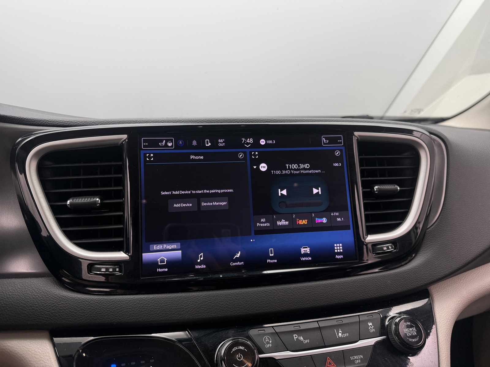Thumbnail: 2024 Chrysler Pacifica - 3