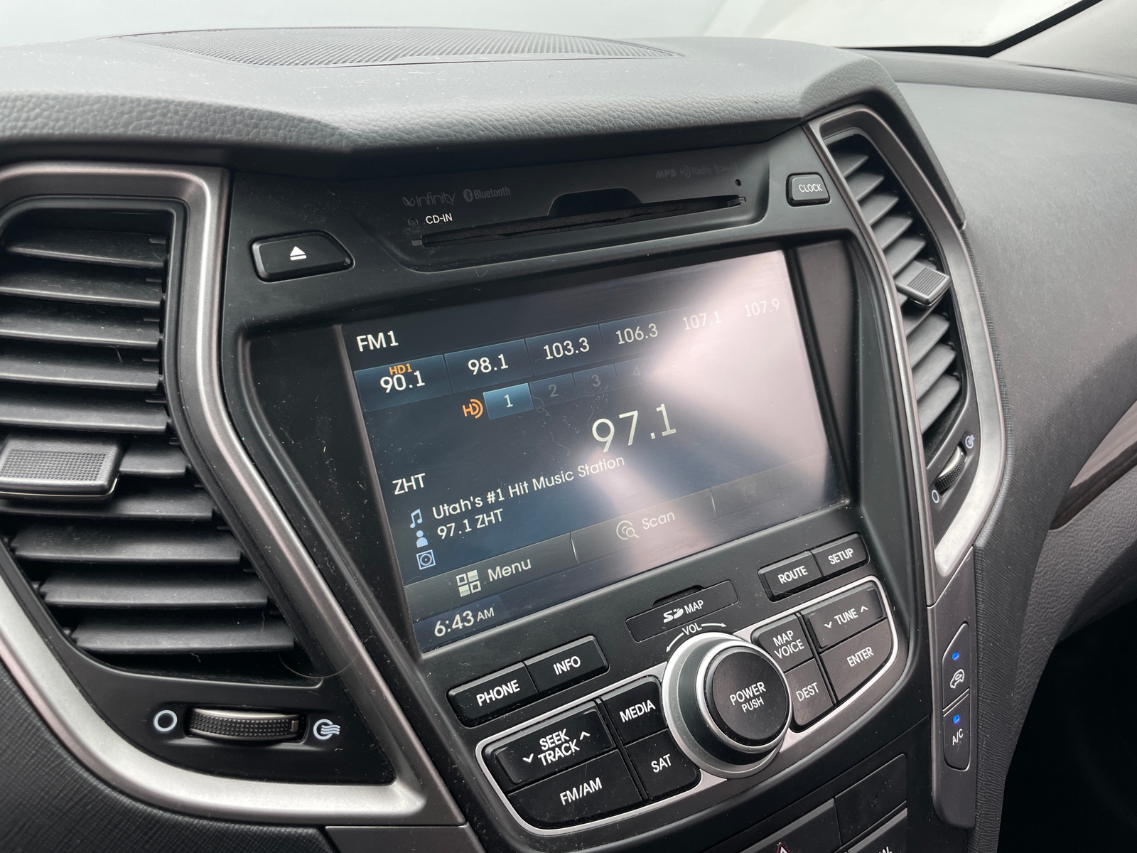 Thumbnail: 2015 Hyundai Santa Fe - 3