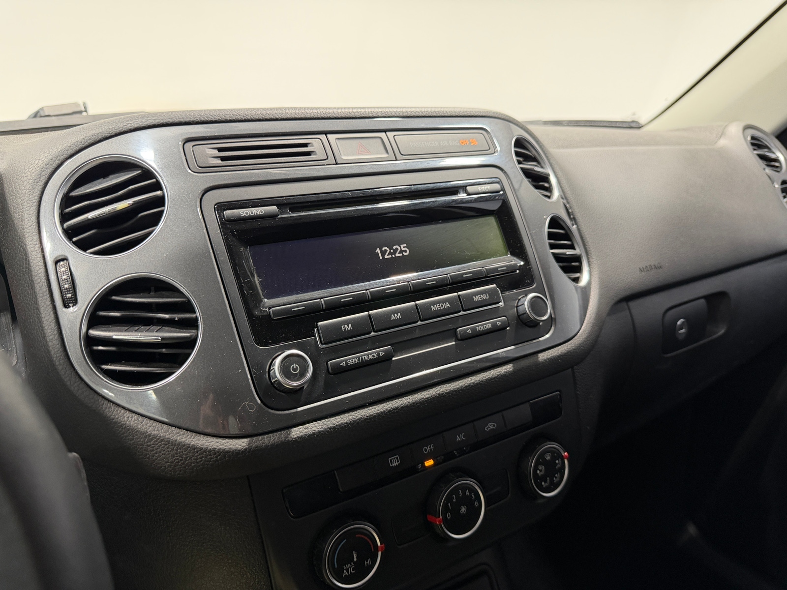 Thumbnail: 2014 Volkswagen Tiguan - 4