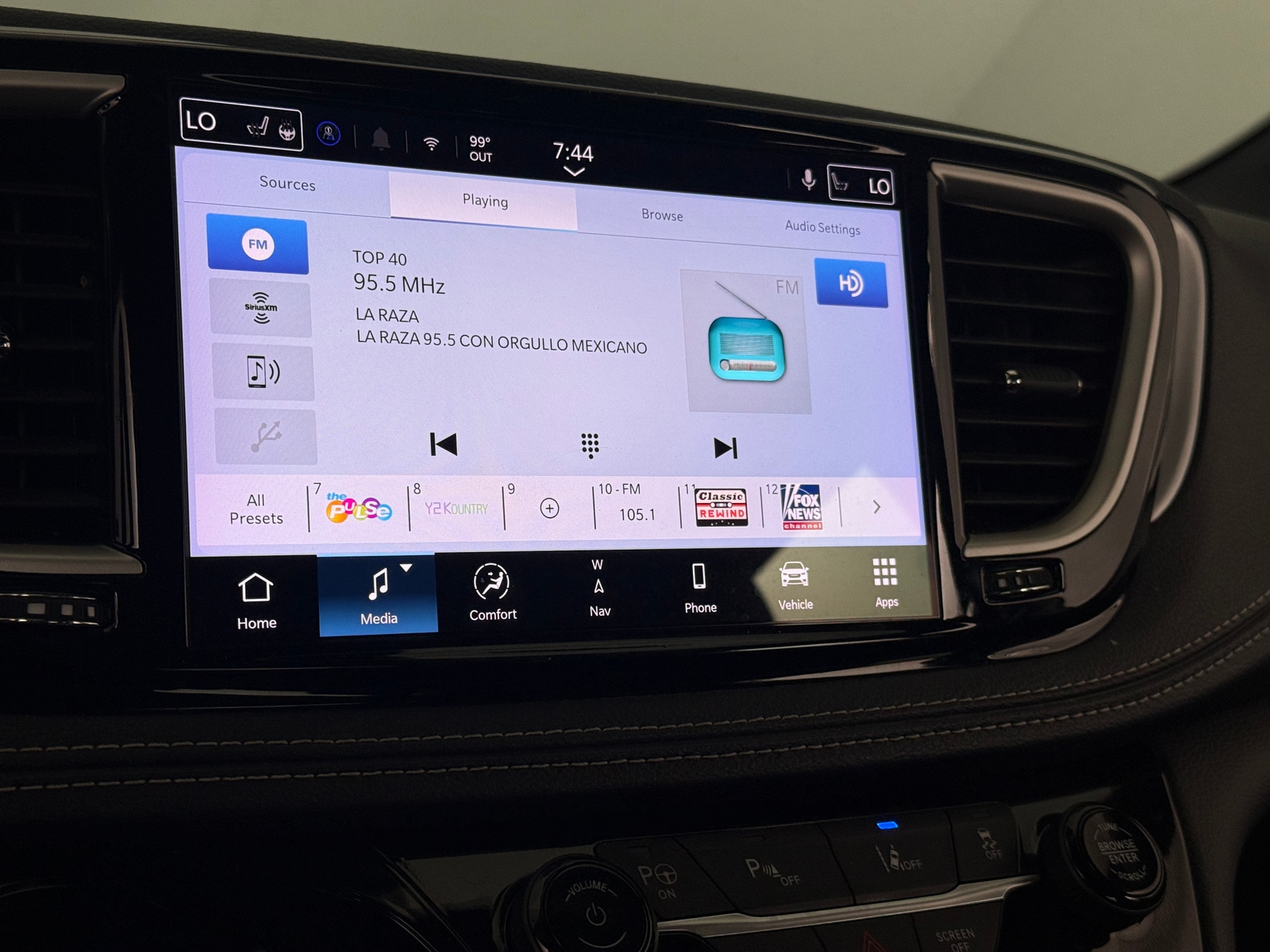 Thumbnail: 2024 Chrysler Pacifica - 3