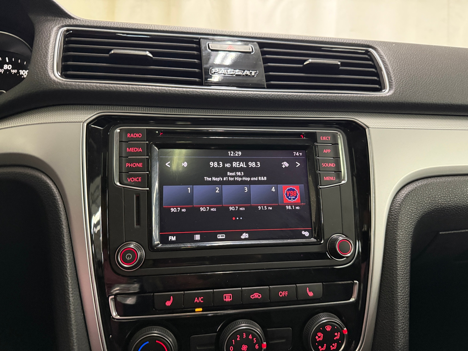 Thumbnail: 2019 Volkswagen Passat - 4