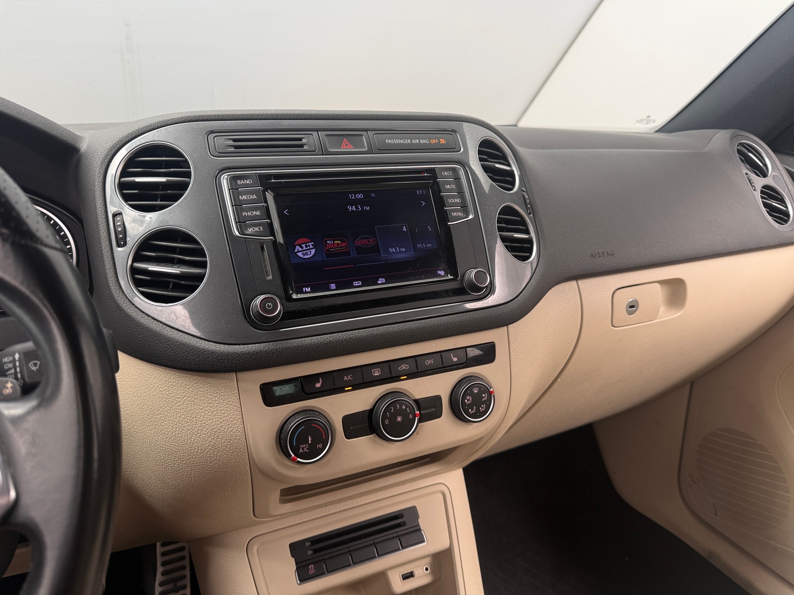 Thumbnail: 2016 Volkswagen Tiguan - 4