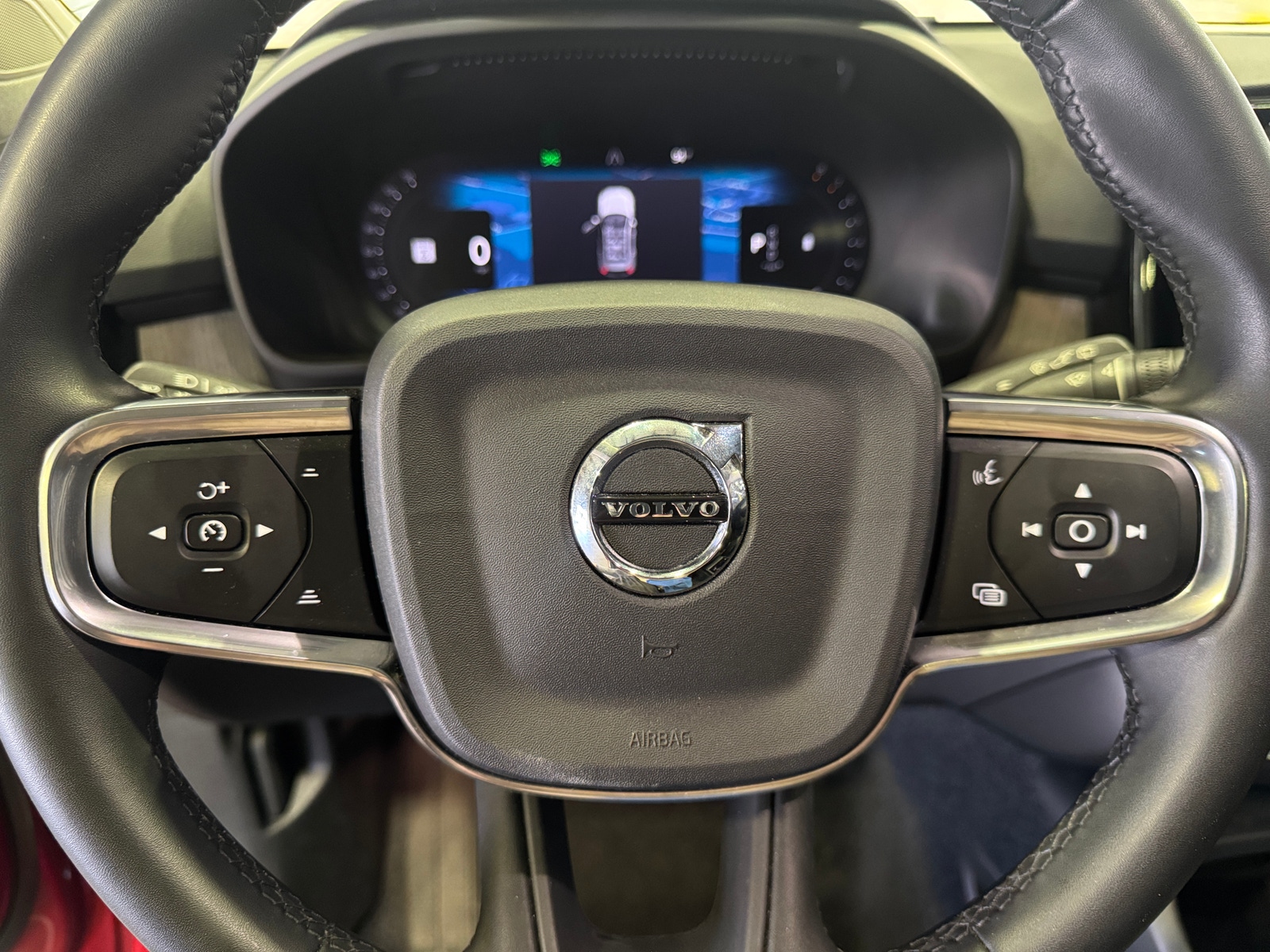 Thumbnail: 2023 Volvo XC40 - 4