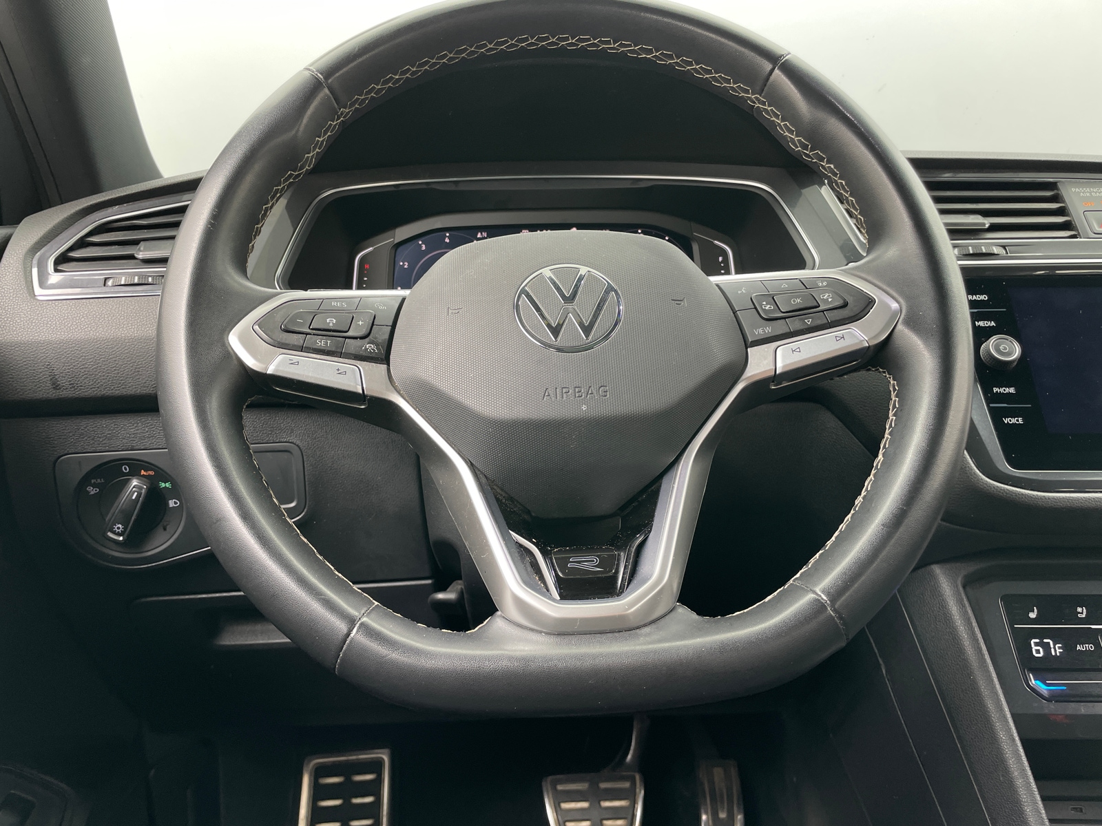 Thumbnail: 2023 Volkswagen Tiguan - 4