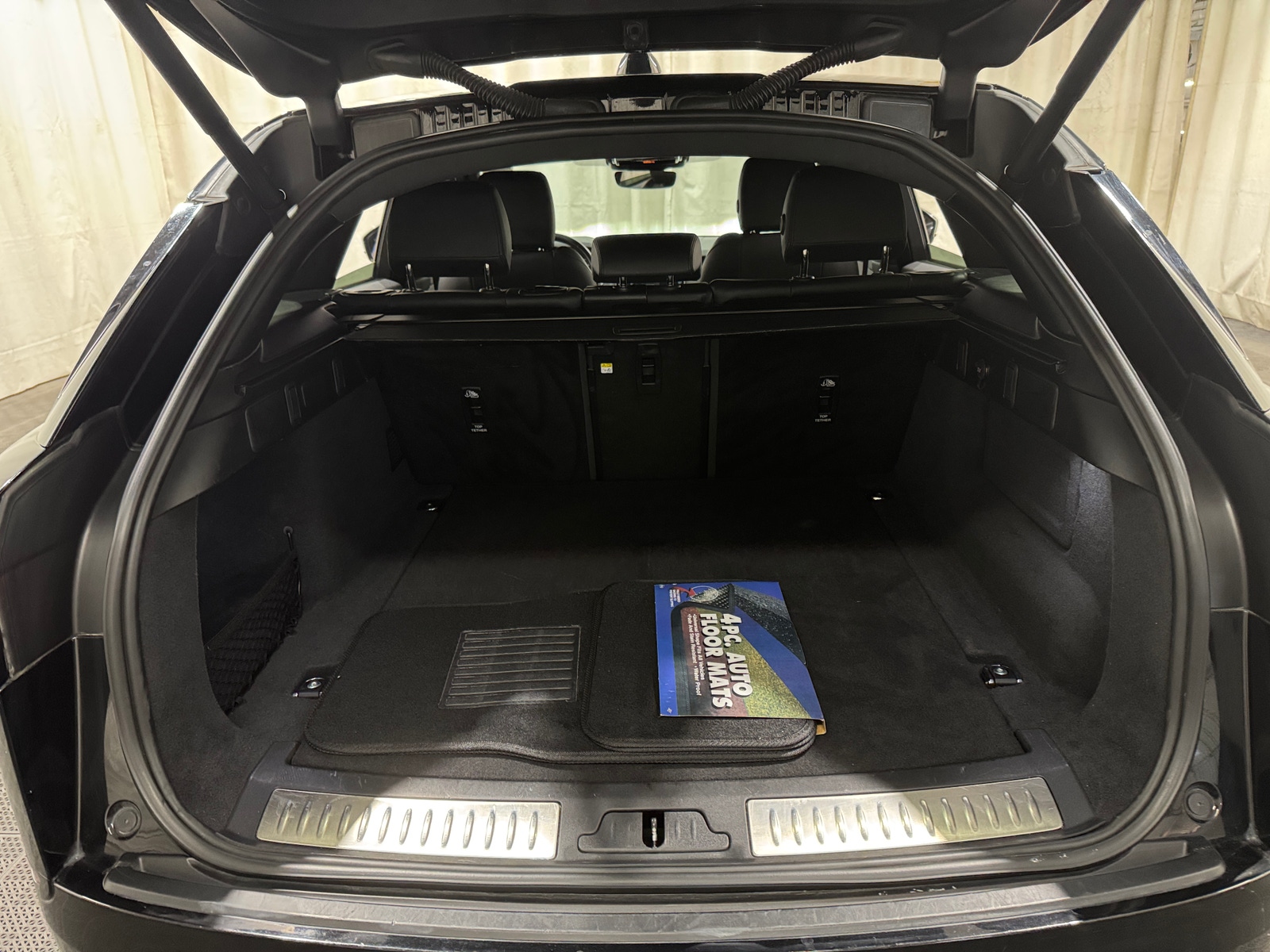 Thumbnail: 2025 Land Rover Range Rover Velar - 6