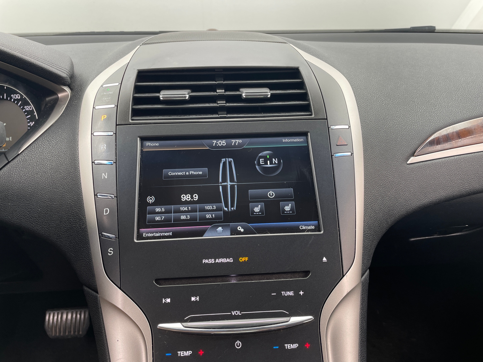 Thumbnail: 2015 Lincoln MKZ - 3