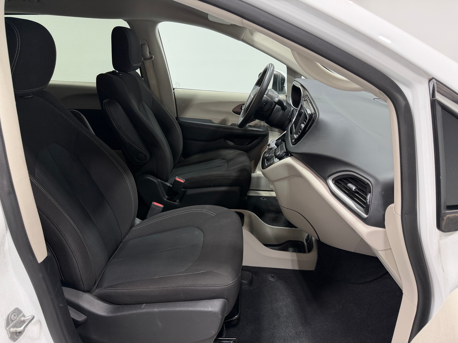 Thumbnail: 2022 Chrysler Voyager - 2