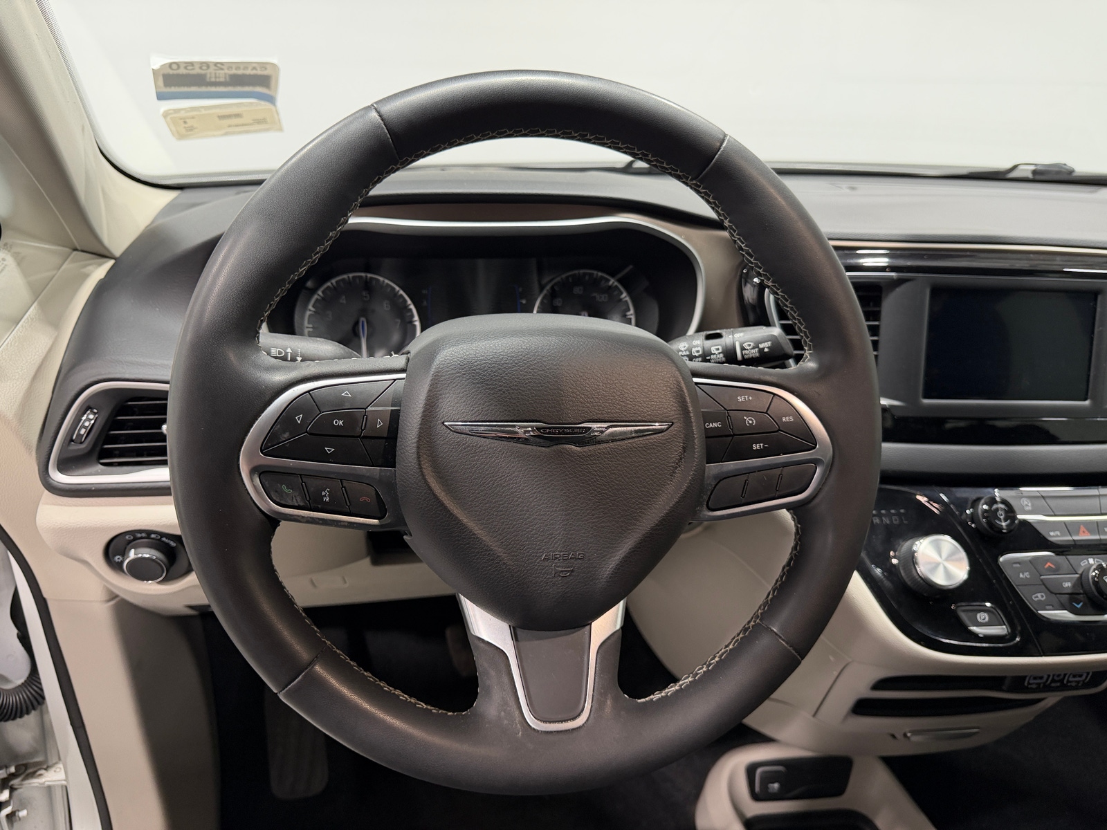 Thumbnail: 2022 Chrysler Voyager - 5