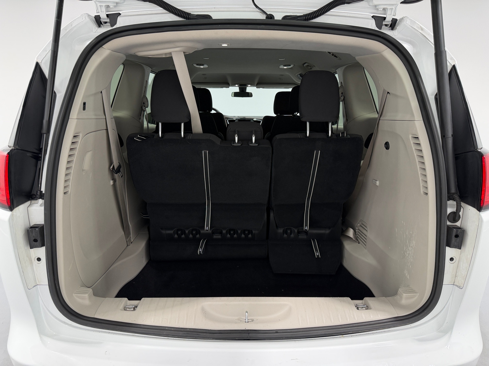 Thumbnail: 2022 Chrysler Voyager - 7