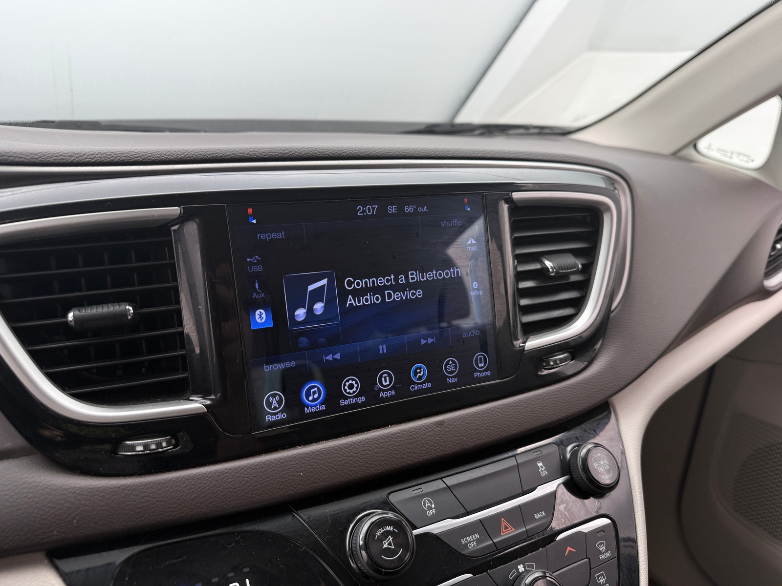 Thumbnail: 2017 Chrysler Pacifica - 4