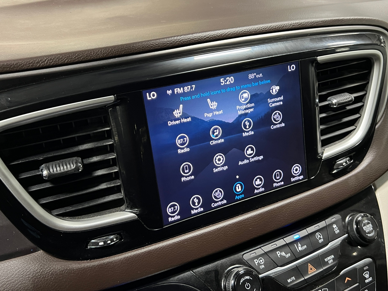 Thumbnail: 2018 Chrysler Pacifica - 3
