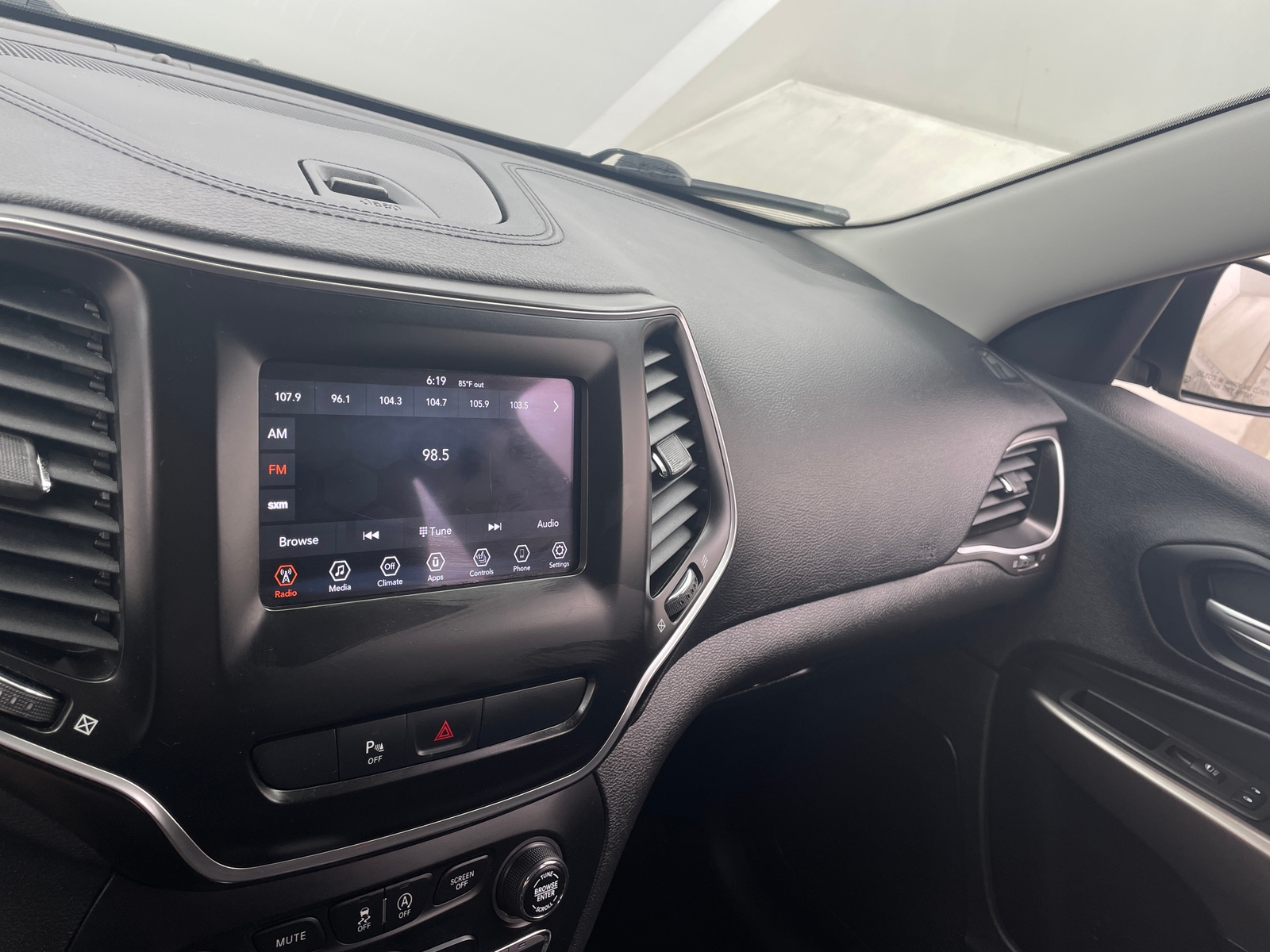 Thumbnail: 2019 Jeep Cherokee - 4