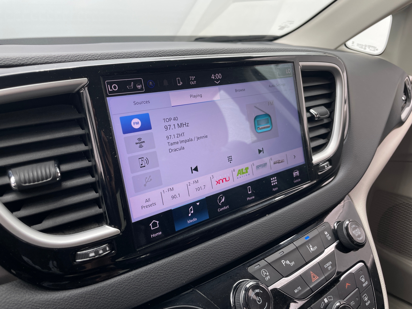 Thumbnail: 2024 Chrysler Pacifica - 3