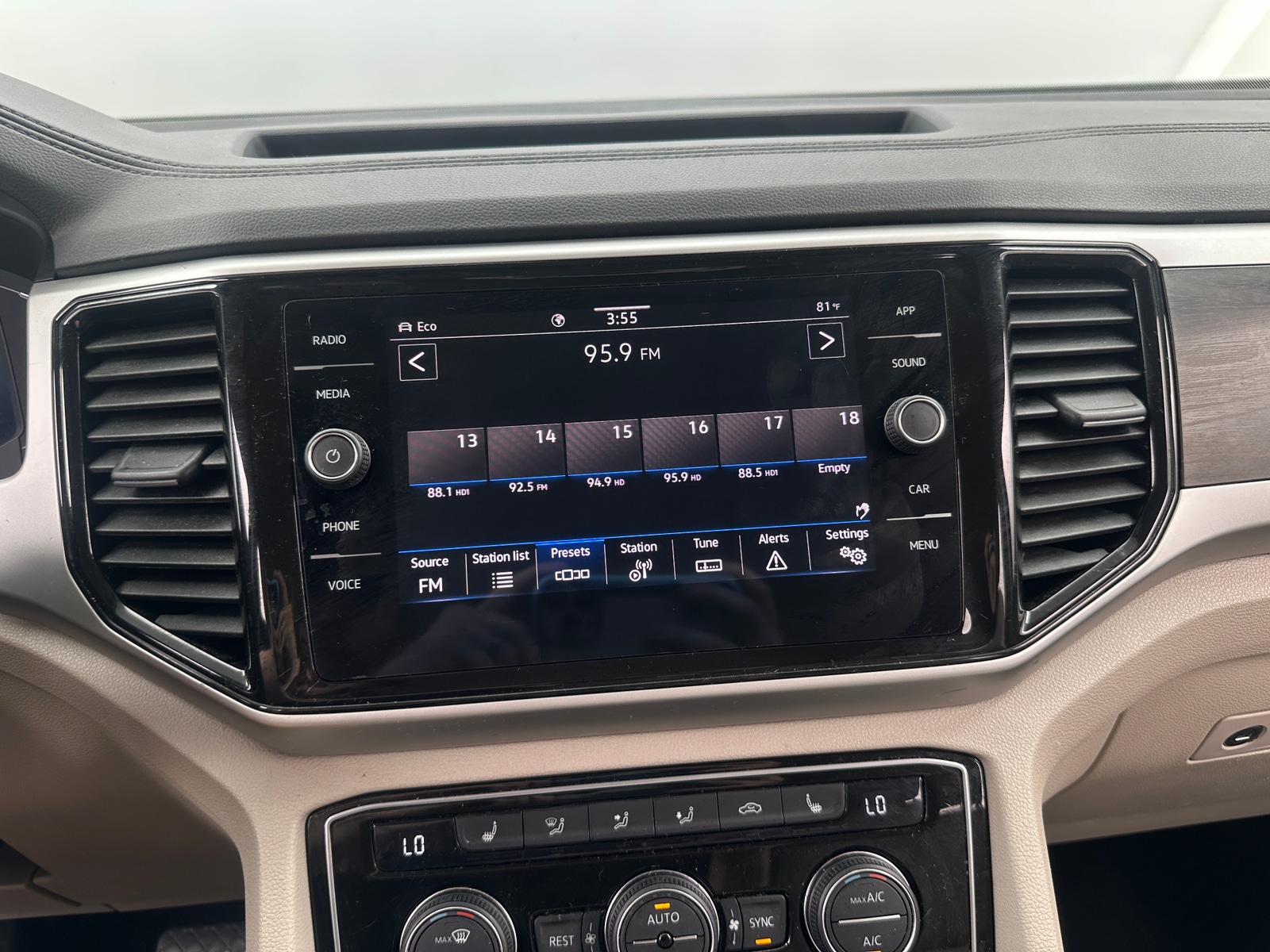 Thumbnail: 2023 Volkswagen Atlas - 3