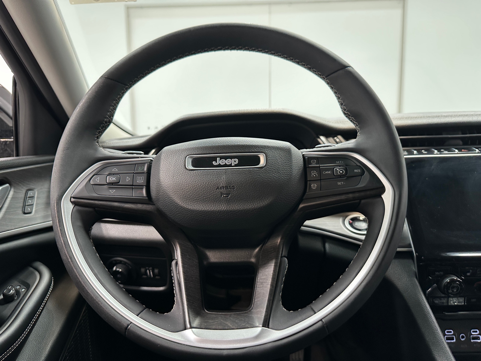 Thumbnail: 2023 Jeep Grand Cherokee L - 4