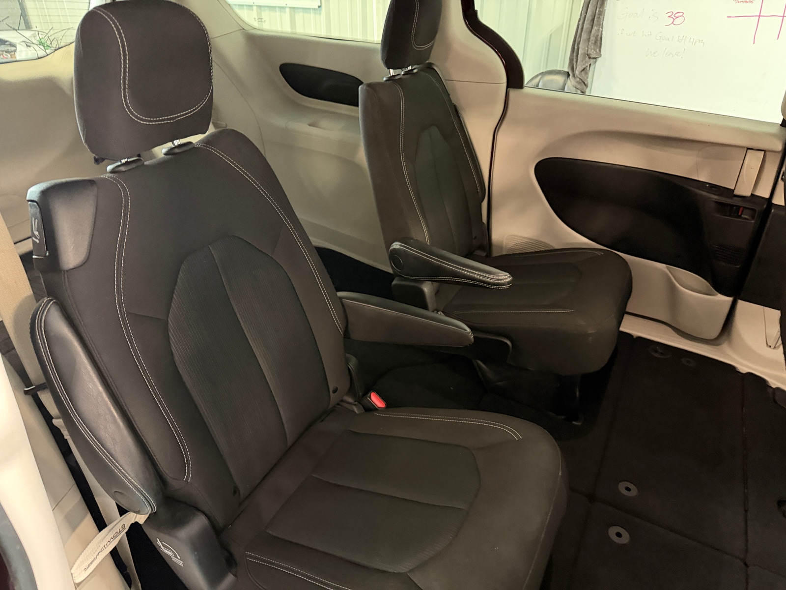 Thumbnail: 2022 Chrysler Voyager - 6