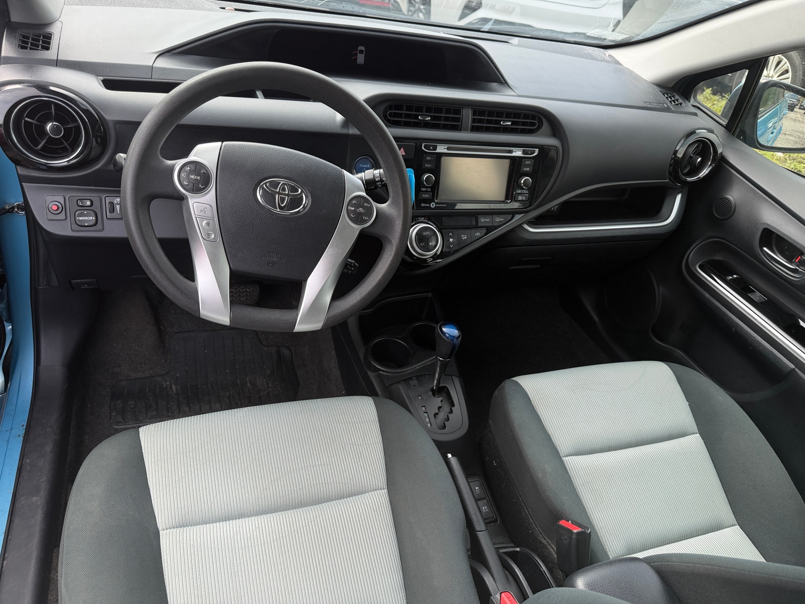 Thumbnail: 2015 Toyota Prius c - 3