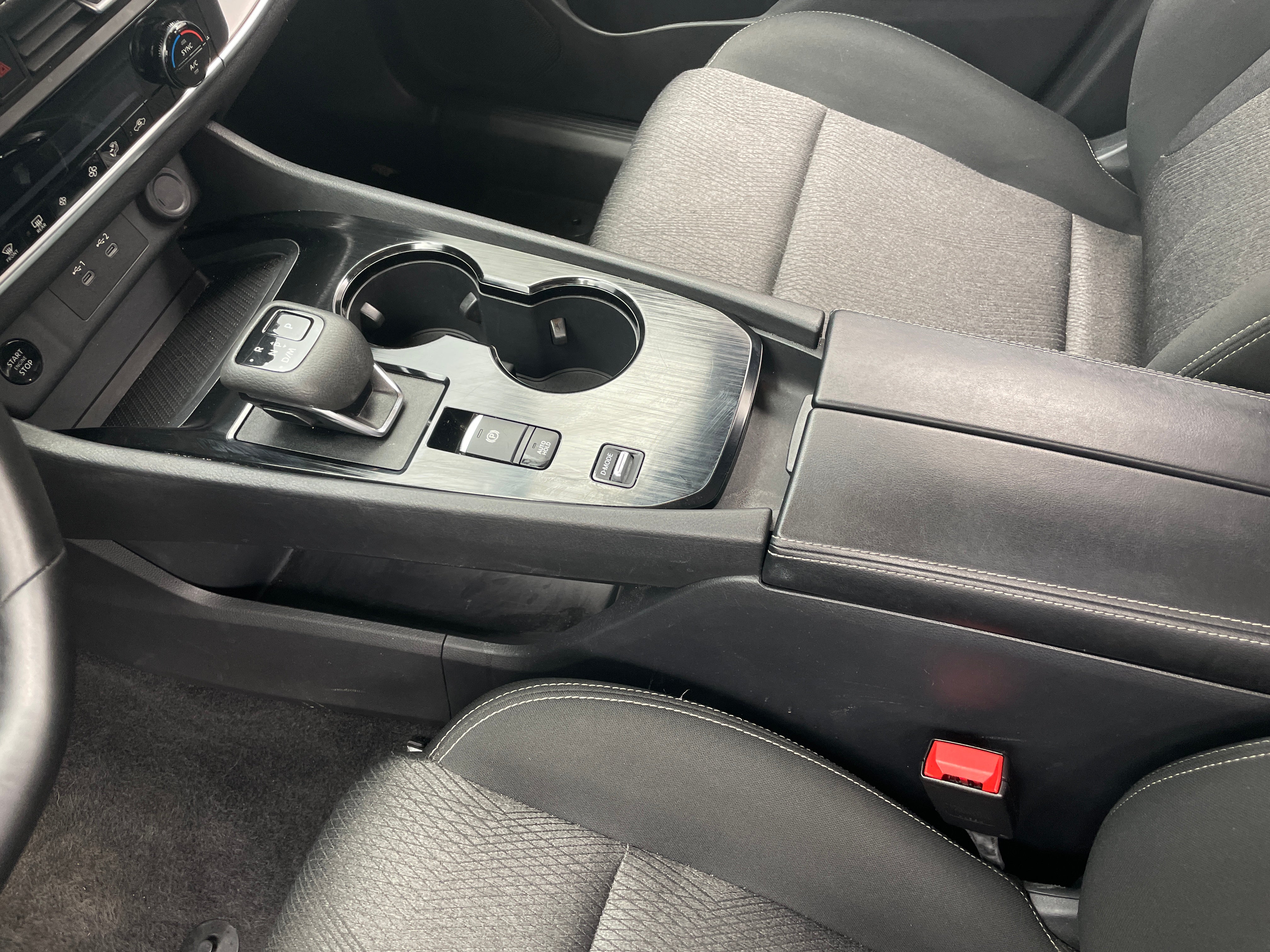 2025 Nissan Rogue SV - Photo 4