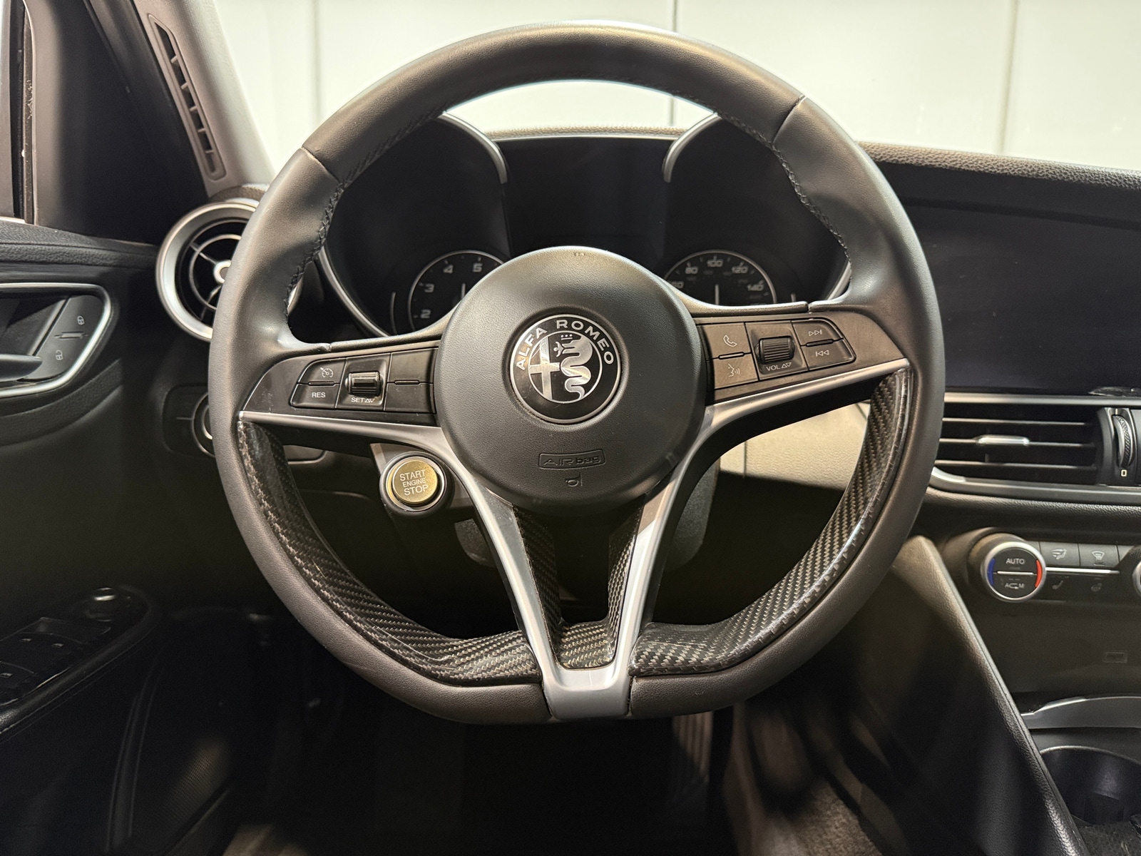 Thumbnail: 2017 Alfa Romeo Giulia - 4